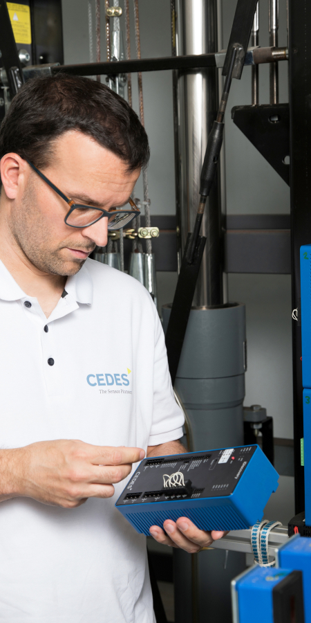 CEDES Mitarbeiter im Labor