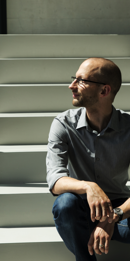 Gritec - Portrait eines Mitarbeiters auf einer Treppe