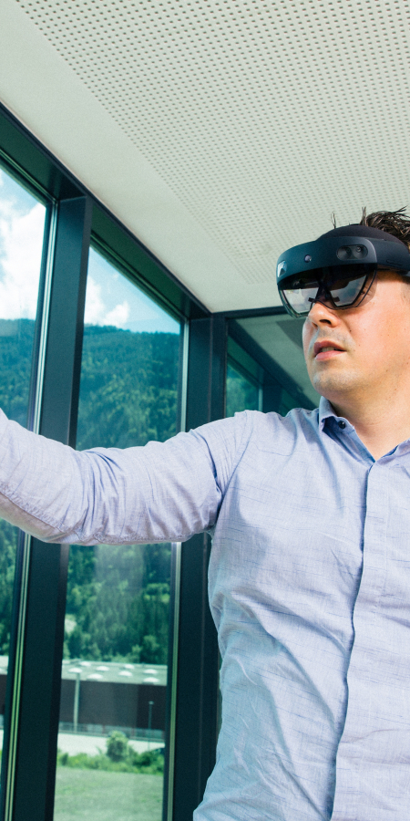 Gritec - Mitarbeiter mit einer VR-Brille