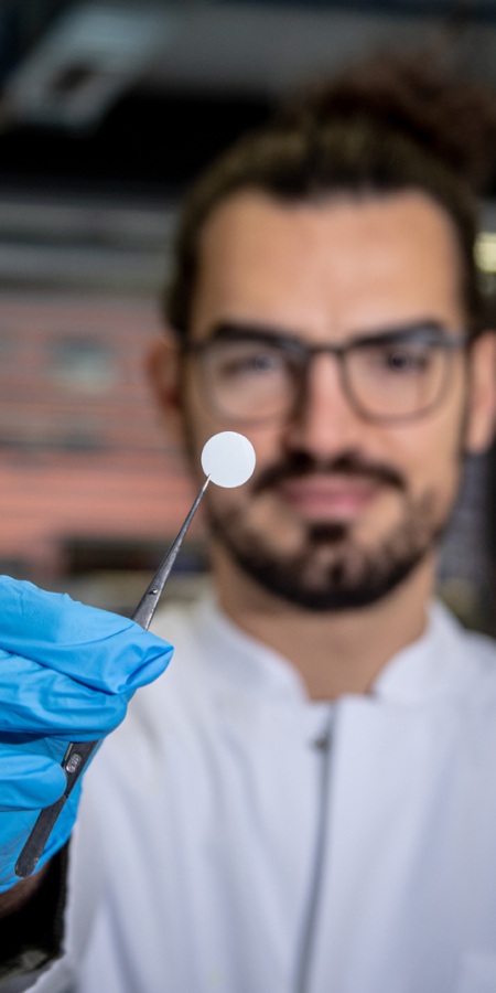 Forscher präsentiert einen kleinen Chip in einem Labor