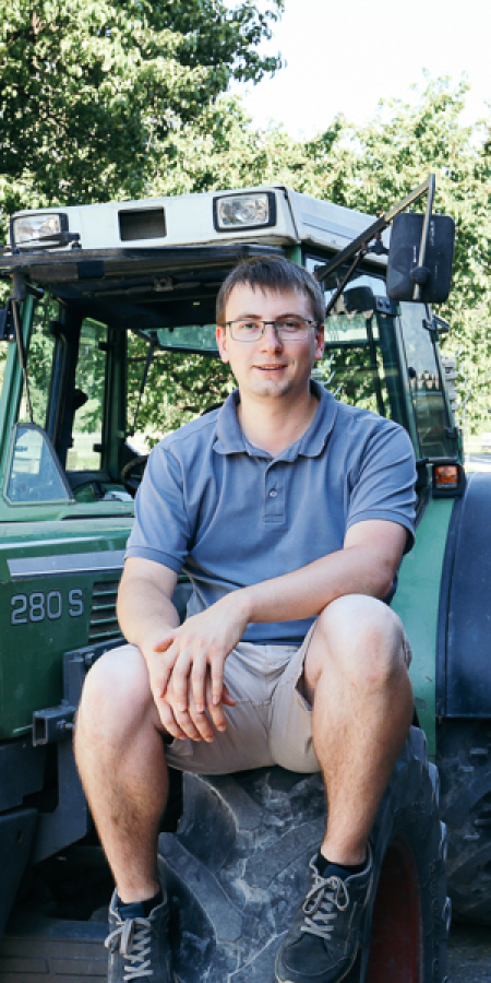 Ingenieur auf einem Traktor