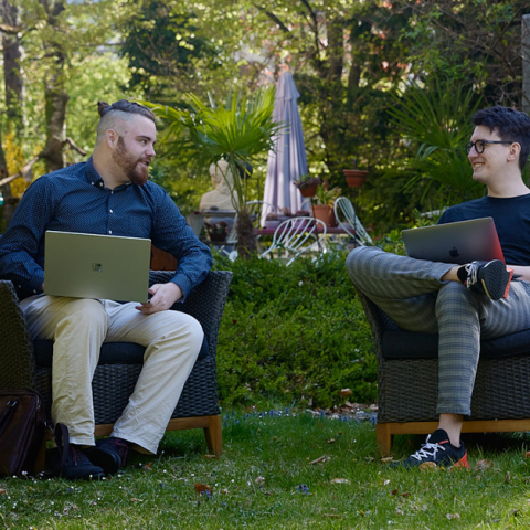 Zwei Mitarbeiter von Speed U Up in einem Garten