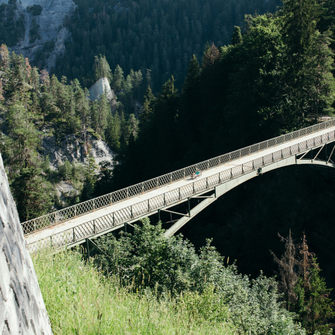 Velo auf einem Viadukt in Graubünden