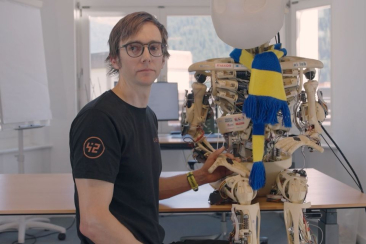 Mitarbeiter präsentiert einen humanoiden Roboter im Forschungslabor – das Epizentrum der künstlichen Intelligenz.